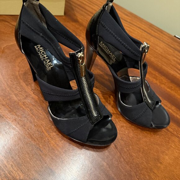MICHAEL KORS Berkeley BLACK PATENT LEATHER/mesh ZIP FRONT PUMPS SIZE 8 M NWT - Picture 2 of 7